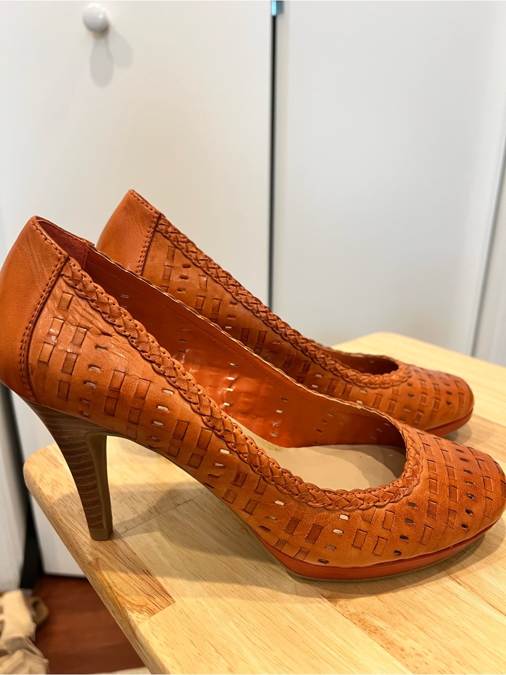Andrew Geller “Girlie” Knot woven pumps
Orange/rust Size8
